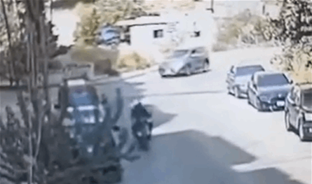بالفيديو.. سرقا درّاجته النارية أثناء عمله