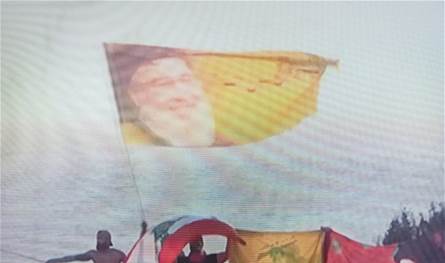 بالصور والفيديو... رفع صورة نصرالله على صخرة الروشة