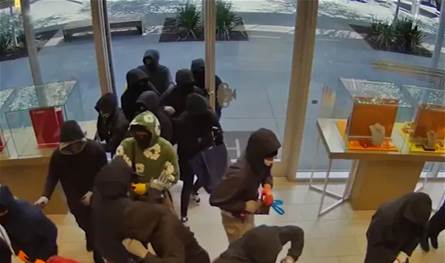 عملية سطو جماعي على متجر مجوهرات في كاليفورنيا