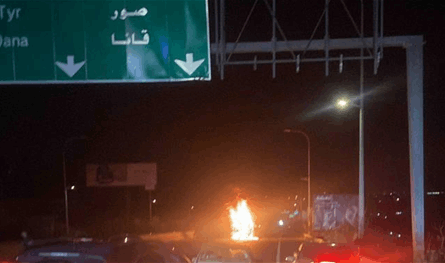  دخان حريق نفايات على أوتوستراد الزهراني يتسبب بتصادم آليات وسقوط جرحى