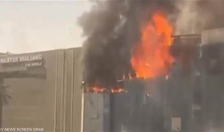 مؤلَّف من 3 طوابق... اندلاع حريق ضخم داخل مجمّع تجاري (فيديو)