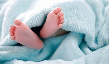 على جانب الطريق… العثور على رضيعة حديثة الولادة داخل صندوق من الورق (صورة)