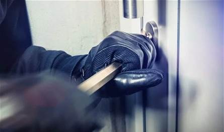 تقاسما المبلغ بينهما… فلسطينيان يسرقان خزنة حديدية من مطعم في صيدا والأمن يوقفهما (صورة)
