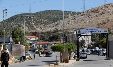 شبان سوريون غادروا لبنان وهذا ما يفعلونه عند النقاط الحدودية 