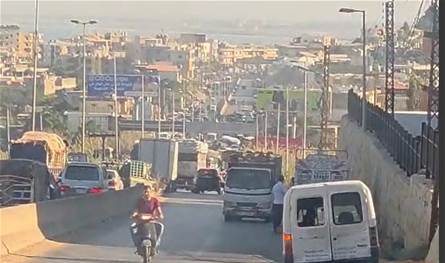 بالفيديو: سائقو الشاحنات يقطعون الطريق في المحمرة ـ عكار.. وزحمة سير خانقة