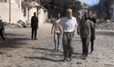 &quot;ولادي هون&quot;.. فيديو مؤثر لرجل فلسطيني ينهار باكياً بعد استشهاد أبنائه