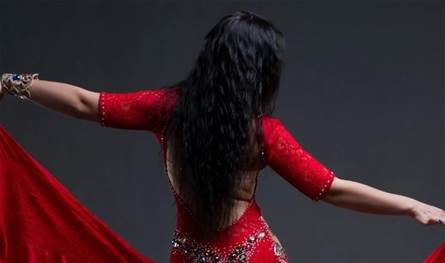 محامٍ شهير قدّم بلاغًا ضدها... راقصة شهيرة جدًا تواجه أزمة بعد افتتاح أكاديمية الرقص!