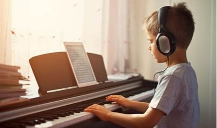 موضة تكثيف النشاطات... هل يعيش أطفالنا طفولتهم فعلاً؟