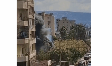  النيران تندلع قرب مسجد عثمان في الميناء