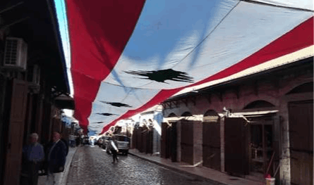 داخل سوق أثري.. رفع &quot;أطول علم في لبنان&quot;