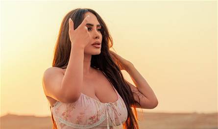 بدلة الرقص كشفت الكثير.. راقصة لبنانية تتعرّض للإحراج بإحدى الحفلات شاهدوا ماذا حصل   
