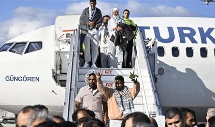 لحظات مرعبة ومُهينة.. صحفي يكشف كيف استقبلت إسرائيل ركاب أسطول المساعدات لغزة