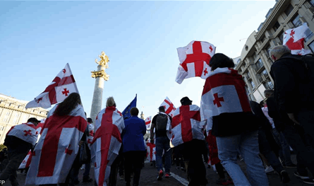 تظاهرة تجاوزت الحدود.. متظاهرون يحاولون اقتحام القصر الرئاسي في جورجيا