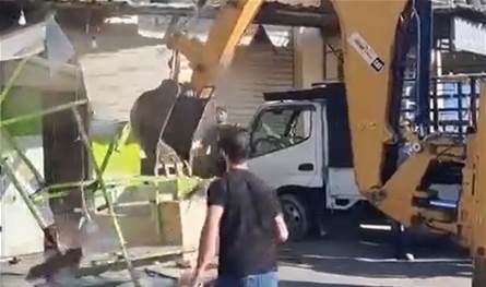 إزالة مخالفات وبسطات عن أوتوستراد المنية