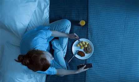 احذروا.. تناول العشاء في وقت متأخر يسبب هذه الأمراض