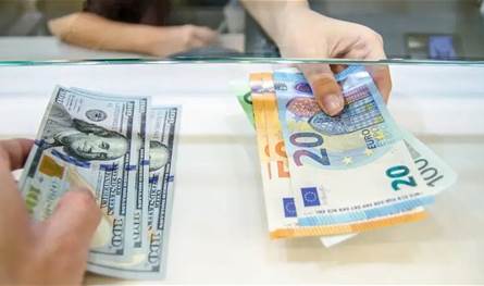 الدولار يرتفع مع استمرار الإغلاق الحكومي بأميركا