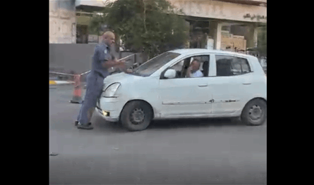 فيديو من لبنان.. سيارة &quot;تسحب&quot; شرطياً وسط الطريق!