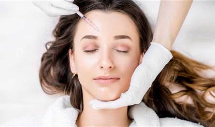 توقيف مالكة مركز تجميل بعد شكوى عن إصابة بسبب منتجات غير صالحة