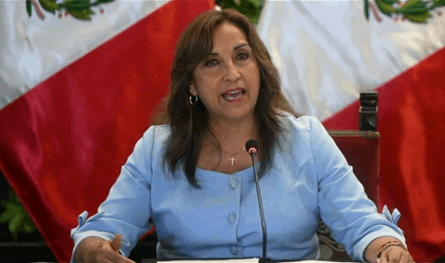 عزل رئيسة البيروفي بأغلبية برلمانية!