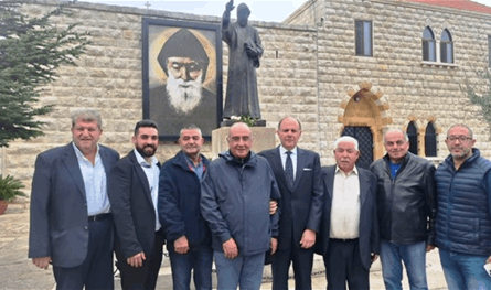 في عنايا..  حاكم مصرف لبنان يزور ضريح القديس شربل
