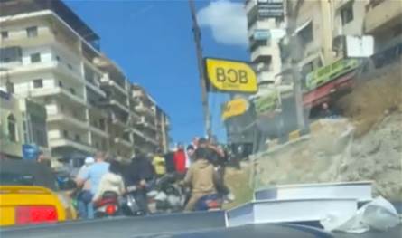 بالفيديو... إشكال بسبب حادث سير