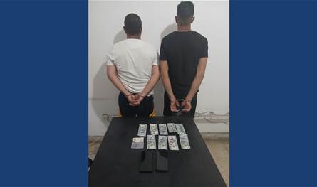 بالجرم المشهود.. شعبة المعلومات توقف سوريَّين بتهمة ترويج دولارات مزيّفة