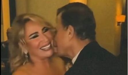 بعمر السبعين.. مخرجة مصرية شهيرة تدخل القفص الذهبي وترقص مع عريسها بأجواء رومانسية (فيديو)