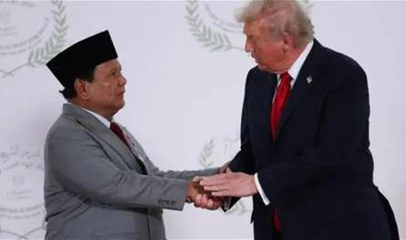 لم يكن يعلم بوجود مكبر للصوت ينقل محادثتهما.. هذا ما طلبه رئيس اندونيسيا من ترامب (فيديو)