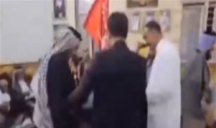 فيديو أثار ضجّة في دولة عربيّة... قطع إصبعه لإهدائه لرئيس الوزراء