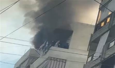 بالفيديو... حريق داخل منزلٍ والنيران حاصرت عائلة