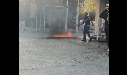فيديو من &quot;محطة بنزين&quot; يثير ضجة في لبنان.. عاملٌ يحاول إحراقها!