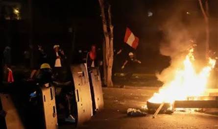 في ليما.. مقتل شخص وحرج العشرات في اشتباكات ليلًا