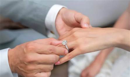 نشرت صورة لخاتم الخطوبة.. ممثلة ترتبط بنجل أشهر زعيم عصابات!