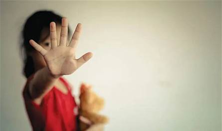 عمرها 3 سنوات فقط... أب يقتل طفلته لسبب لا يُصدَّق!
