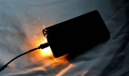 بنوك الطاقة.. شحن متنقل قد يتحول إلى قنبلة في الجيب