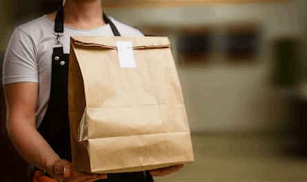 بهذه الحيلة.. رجل تناول طعامًا فاخرًا لعامين مجانًا