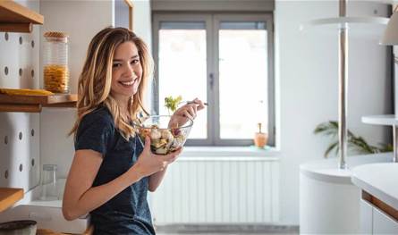 ما مخاطر تناول الطعام أثناء الوقوف؟