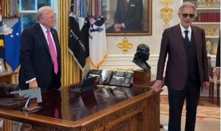 في المكتب البيضاوي.. بوتشيلي يغني لترامب &quot;حان وقت الوداع&quot; (فيديو)