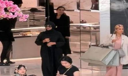 أطلّت بالحجاب... فنانة عالميّة برفقة زوجها رجل الأعمال في بلدٍ عربيّ (صور)