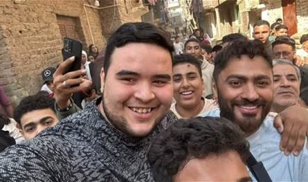 بالصور.. تامر حسني يحقّق أمنية الطفلة ليلى محاربة السرطان