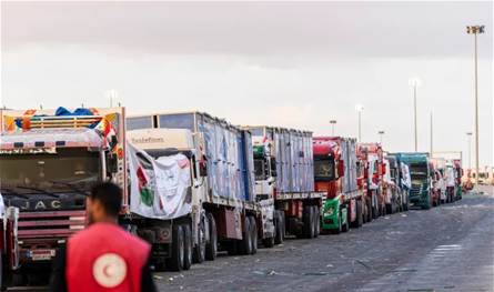 مئات الشاحنات عالقة في الانتظار.. معبر رفح ما زال مغلقًا