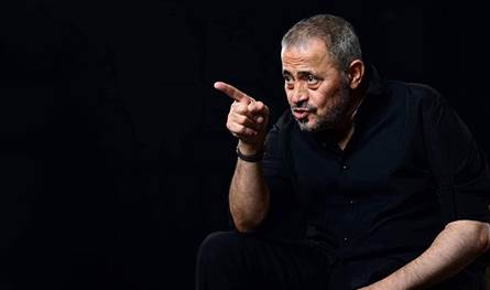 بدا منزعجاً جداً.. شاهدوا ماذا فعل جورج وسوف مع إحدى المعجبات على المسرح (فيديو)