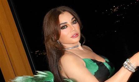 بتنورة قصيرة وكعب عالٍ... الديفا هيفاء وهبي تستعرض رشاقتها على آلة الجري (فيديو)