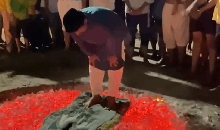 في هذا البلد... رجال يفرشون سجادة على الجمر ويصلون عليها (فيديو)