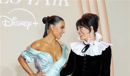 كيم كارداشيان في باريس.. بإطلالة قديمة من Dior