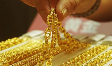 الذهب يتراجع بعد تسعة أسابيع من المكاسب التاريخية