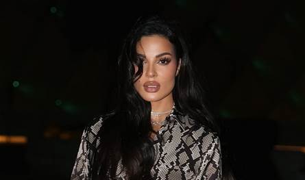 بـ &quot;بيجاما&quot;.. نادين نسيب نجيم تلفت الأنظار في الرياض وهذا سعر إطلالتها (صور)