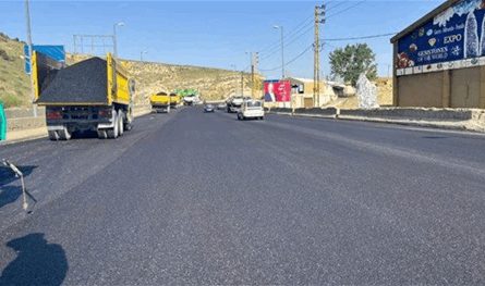 على هذا الطريق.. الأشغال تبدأ تركيب عاكسات ضوئية