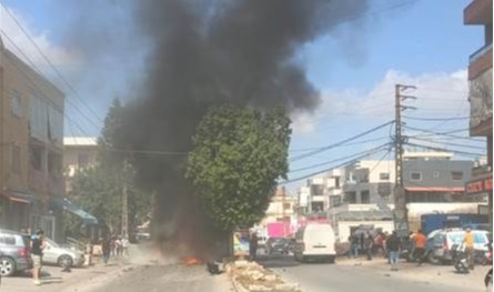 بالفيديو... إستهداف سيارة على طريق تول