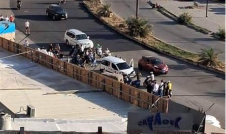 إشكال وإطلاق نار... وإصابة سيارات ومحلات بالرصاص (صور)